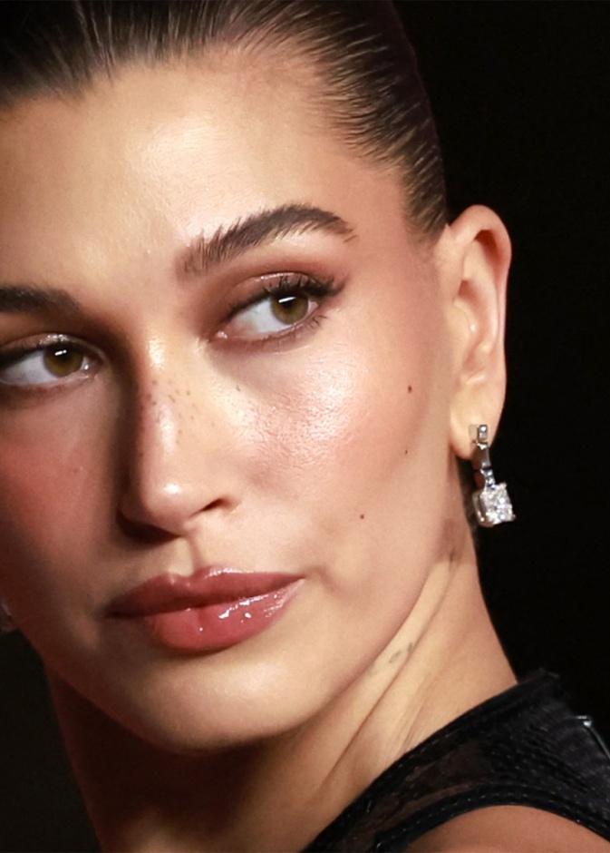 احصلي على إشراقة هايلي بيبر الطبيعية بروتين سهل لوجه متوهج