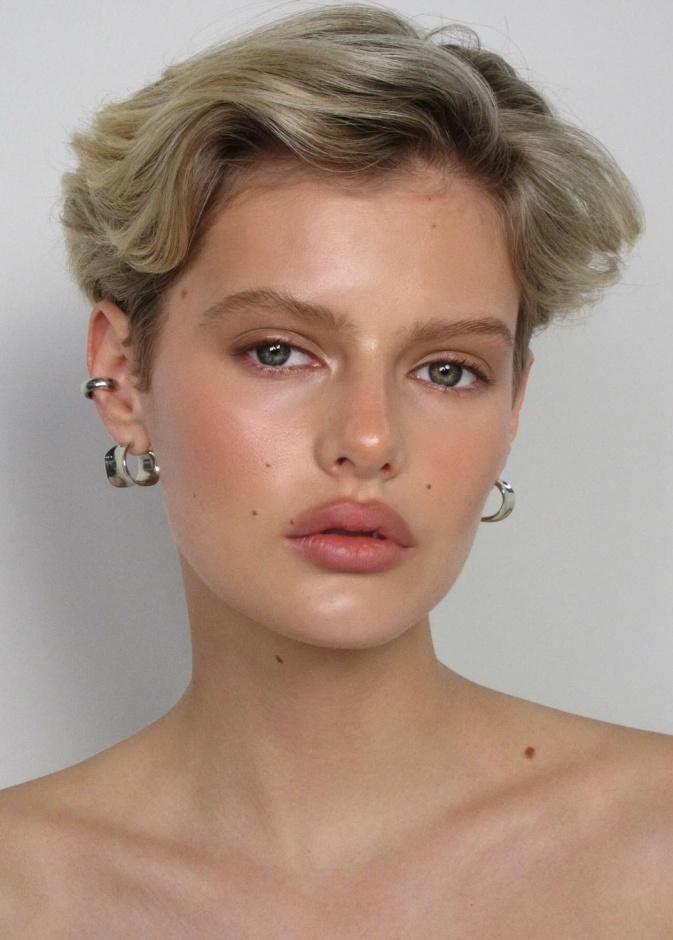 1 رئيسية العارضة Aria Shine - صورة من انستغرام خبيرة التجميل TANIELLE JAI