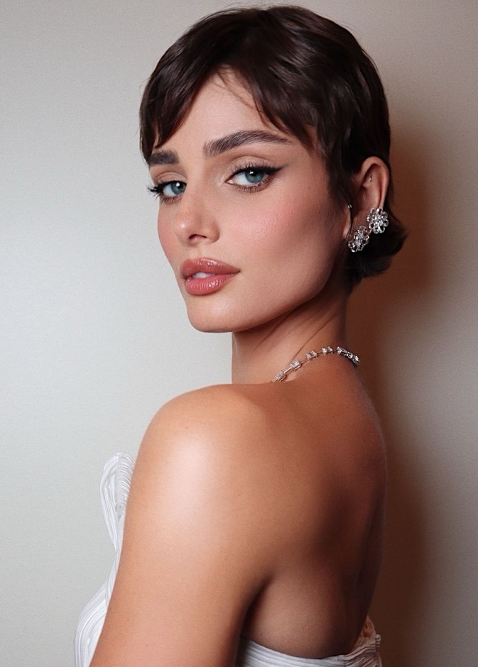 النجمة تايلور هيل