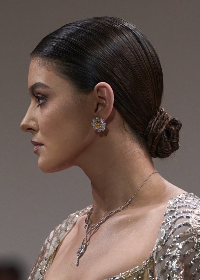 تسريحات شعر كعكة الباليه المنخفضة والملمومة من دار Michael Cinco
