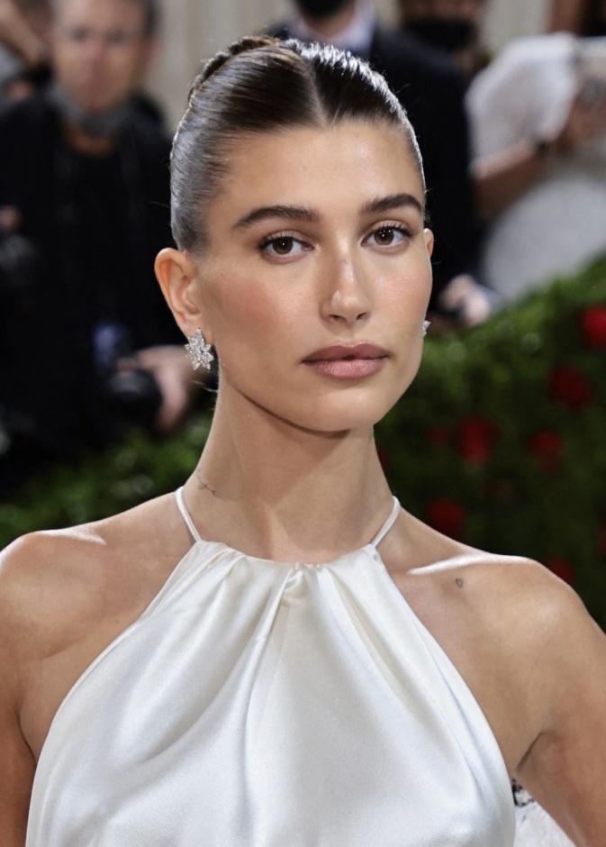 كيف تحافظ هايلي بيبر على بشرة مثالية؟ اكتشفي أسرارها وتألقها