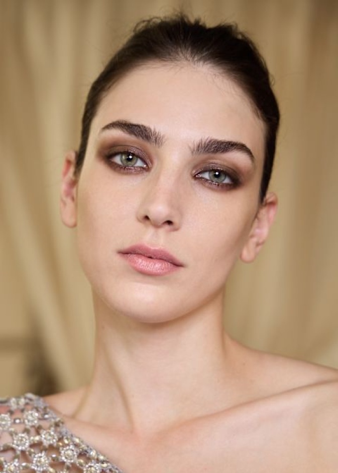 مكياج عيون ترابي فخم بأسلوب عارضة دار ايلي صعب