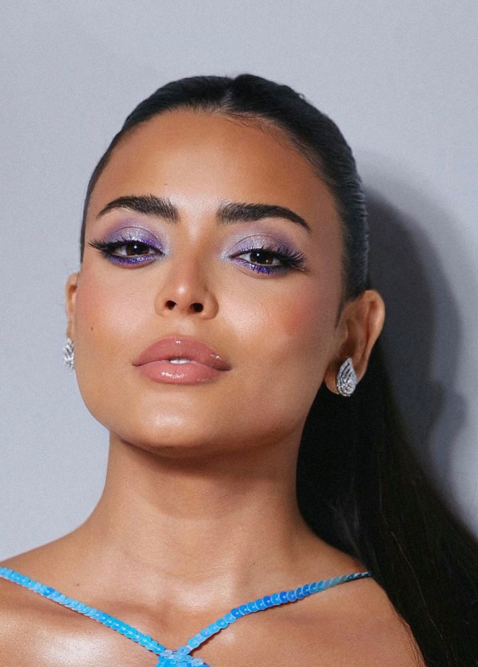 اطلالات  جمالية للمرأة الثلاثينية بأسلوب أسماء جلال ويتصدرها المكياج الملون