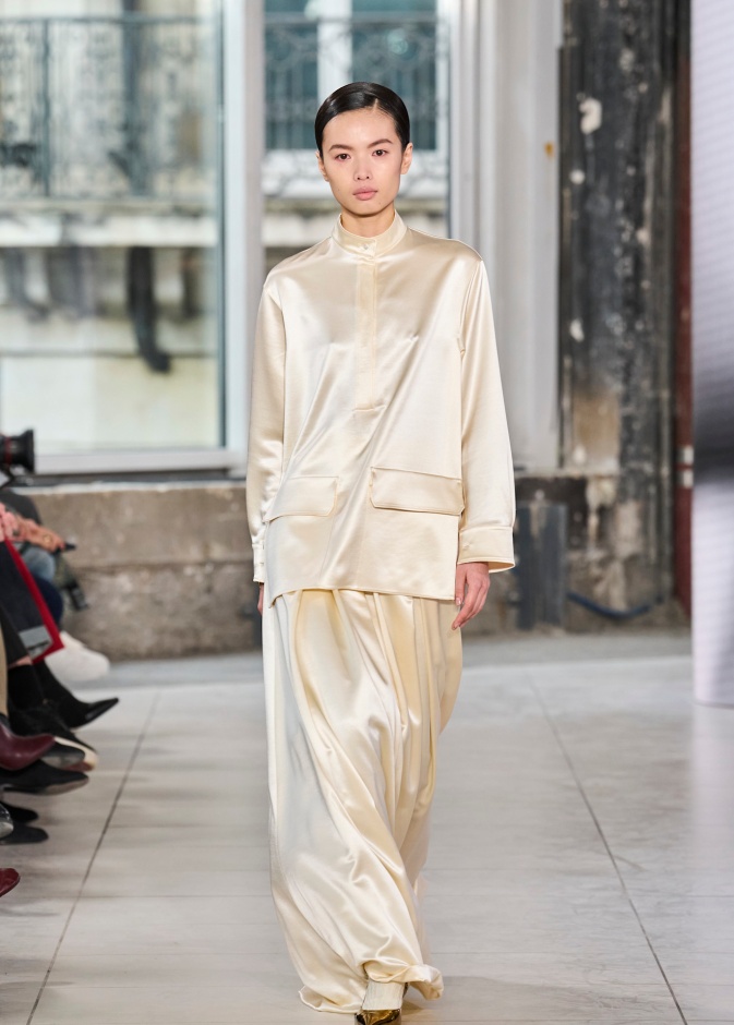 طقم ساتان كلاسيكي من Akris