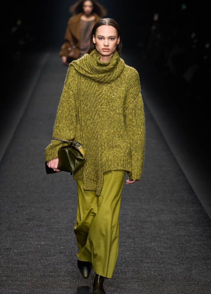 وشاح محبوك باللون الزيتي من Alberta Ferretti 