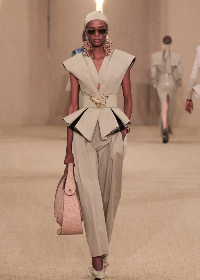 أخطفي الأضواء بموضة جاكيتات البيج الملفتة