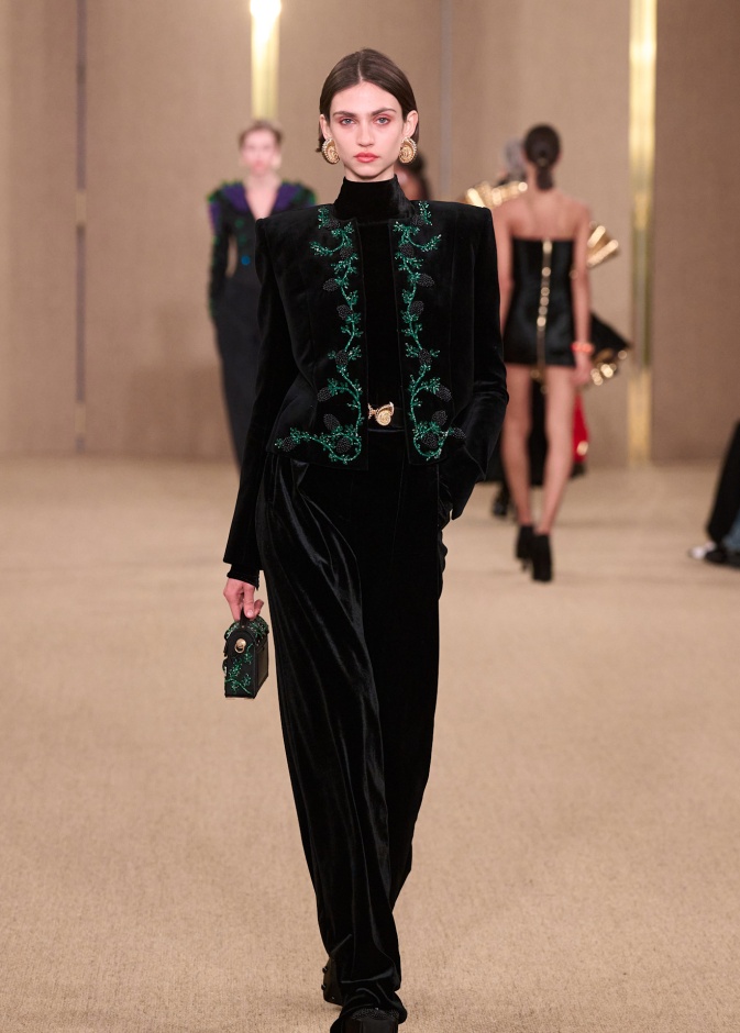 إطلالة من Balmain