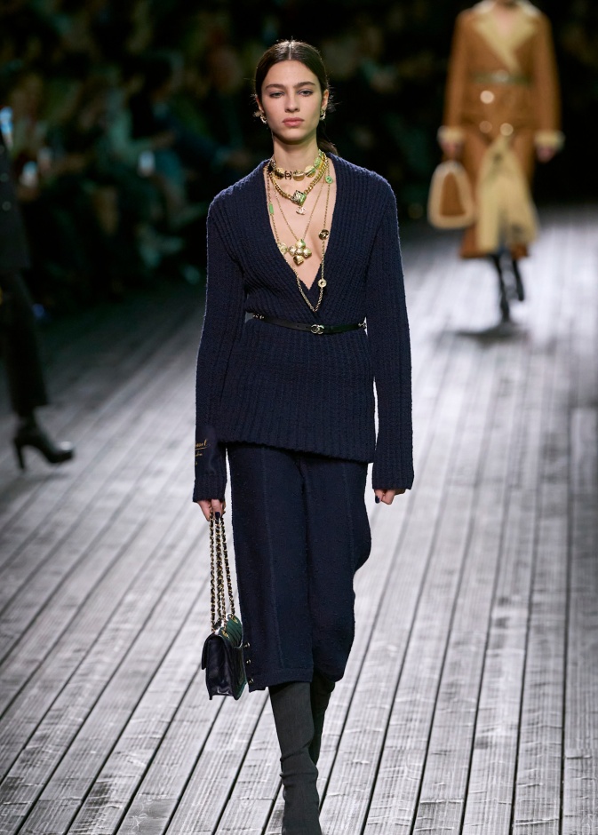 إطلالة من CHANEL