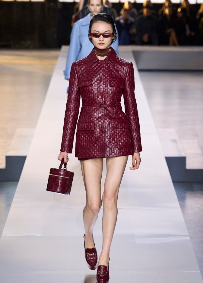 اللون الأحمر سيطر على موضة الشتاء بدرجتين أساسيتي هما الكرزي والعنابي 