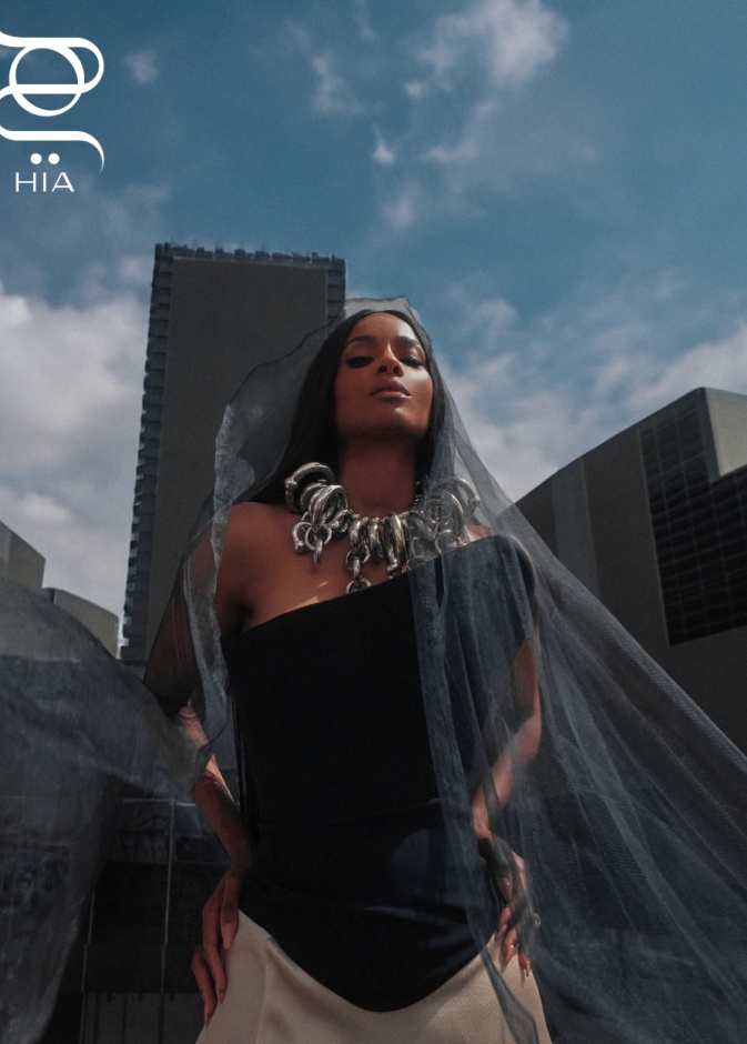 في الذكرى الـ20 لصدور ألبومها الأول.. سيارا نجمة عدد نوفمبر من "هي": في الرياض شعرت بالسلام 