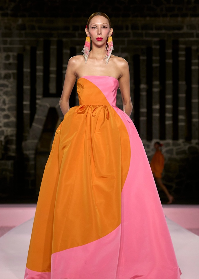 مجموعة Carolina Herrera Resort 2025... احتفاء بالألوان والحرف اليدوية المكسيكية