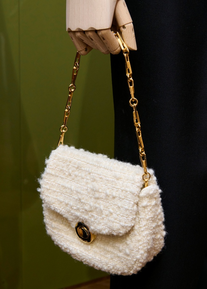 حقائب بيضاء في عزّ الشتاء لمواكبة الموضة براحة