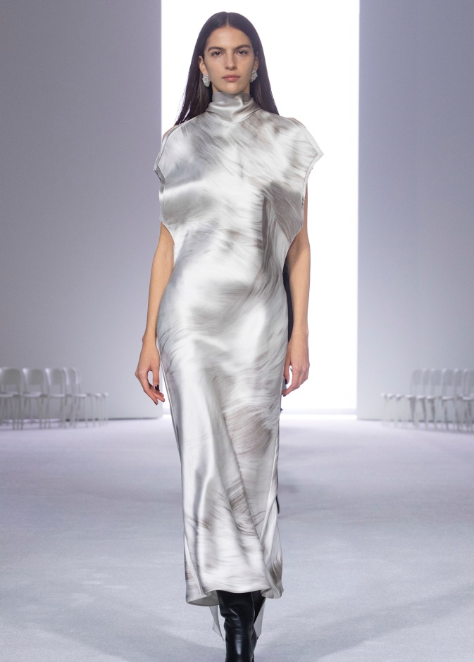 الفساتين الحرير مفتاحك لاطلالات جذابة وأنثوية