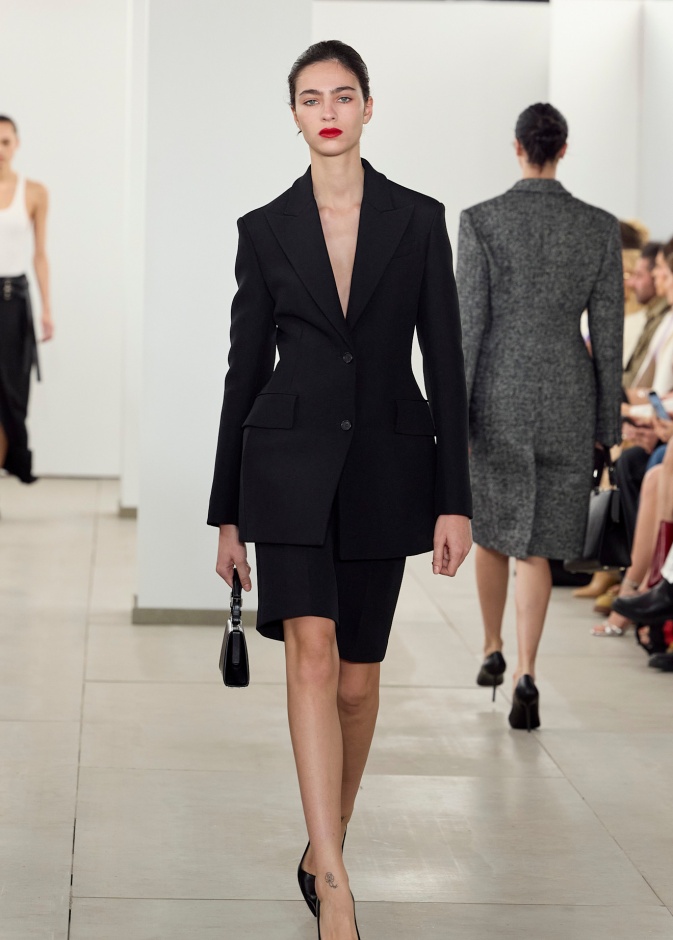 إتجاهات جديدة لموضة البرمودا مع البلايزر