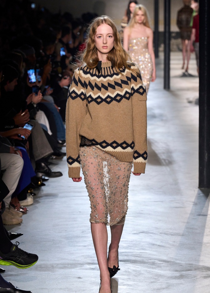 التنورة الشفافة في موسم خريف 2024 مزيج عصري من التناقضات 