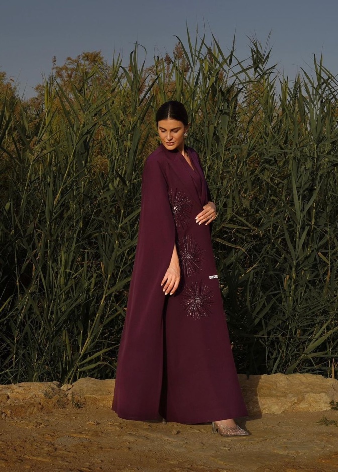 استلهمي إطلالتك الفاخرة مع تنسيق موديلات عبايات باللون البرغندي موضة 2025