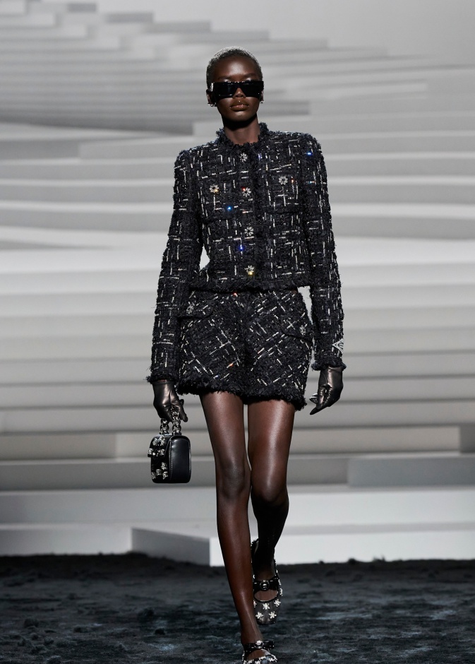 حذاء مطبع بالورود من Versace