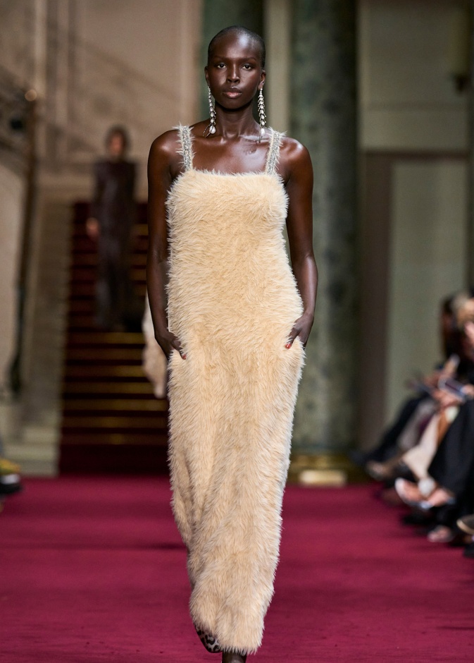  فستان فرو طويل باللون البيج من Zimmermann