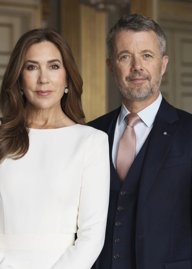 أجواء دافئة تجمع العائلة الدنماركية في عيد الميلاد بعد عودة الأمير كريستيان