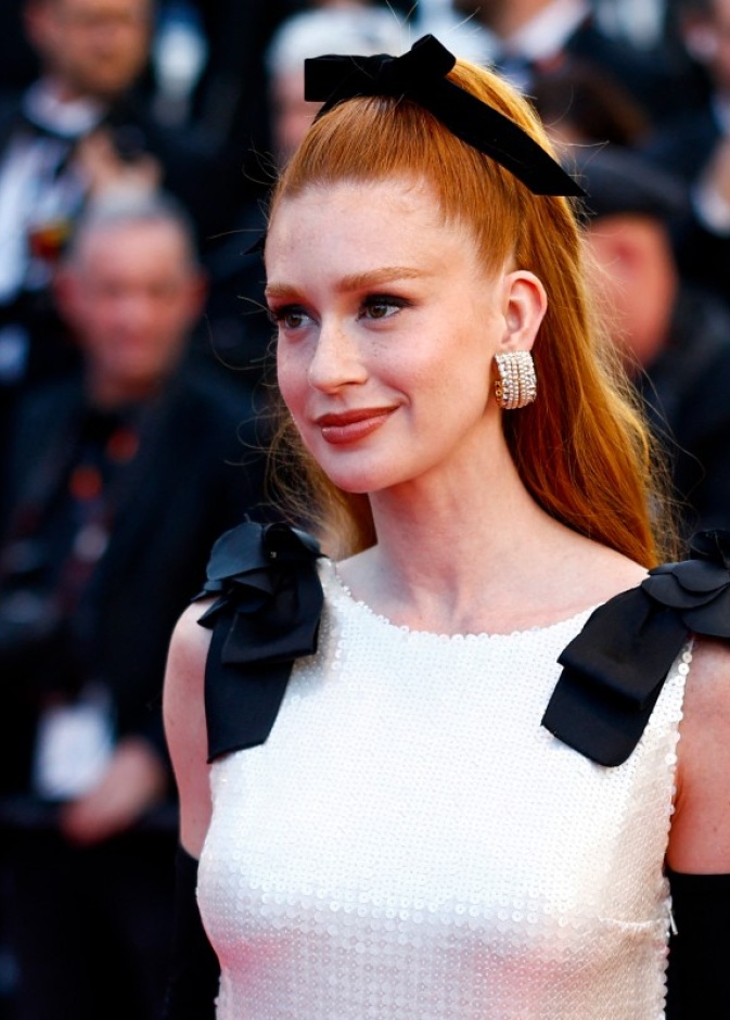 أجمل أكسسوارات شعر تصدرت إطلالات النجمات العالميات عام 2024