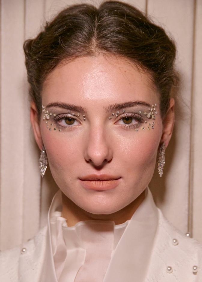 صيحة مكياج الغليتر تشعّ بريقاً في إطلالات الأعياد