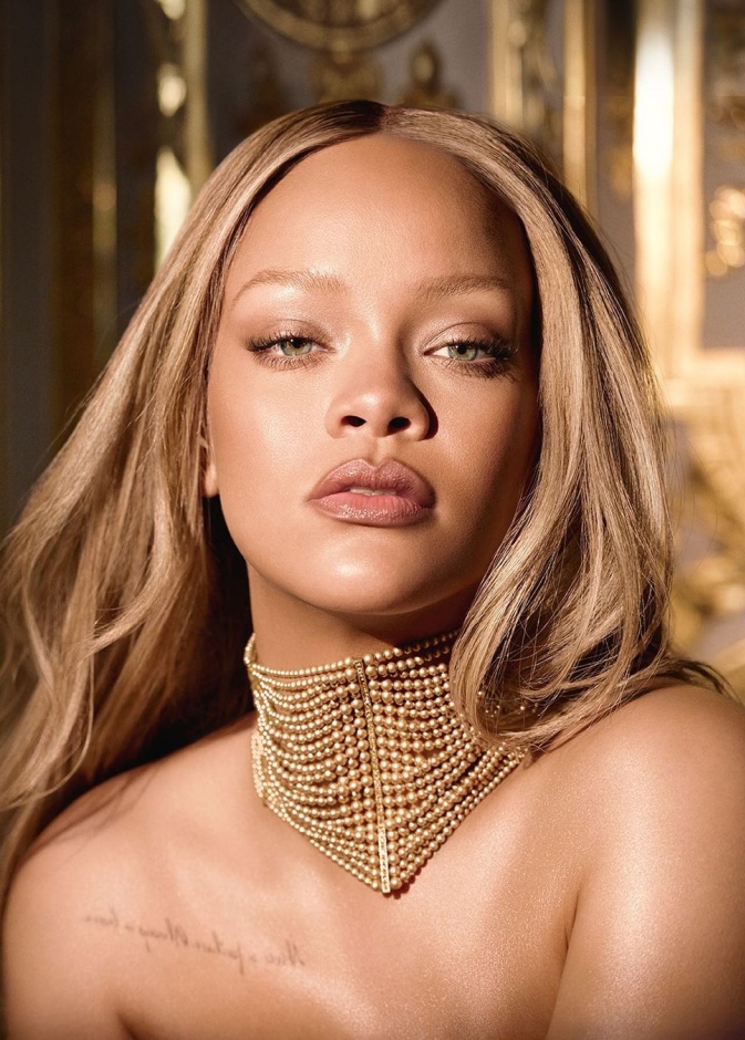 صبغات شعر ذهبية وجريئة بأسلوب  Rihanna