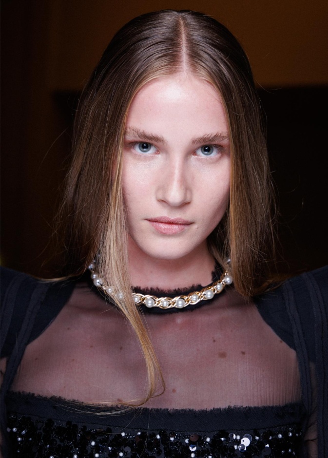 تعرفي على فوائد زيت العنب للبشرة وكيفية استخدامه للحصول على بشرة نضرة بشكل طبيعي خلال احتفالكِ برأس السنة لعام 2025