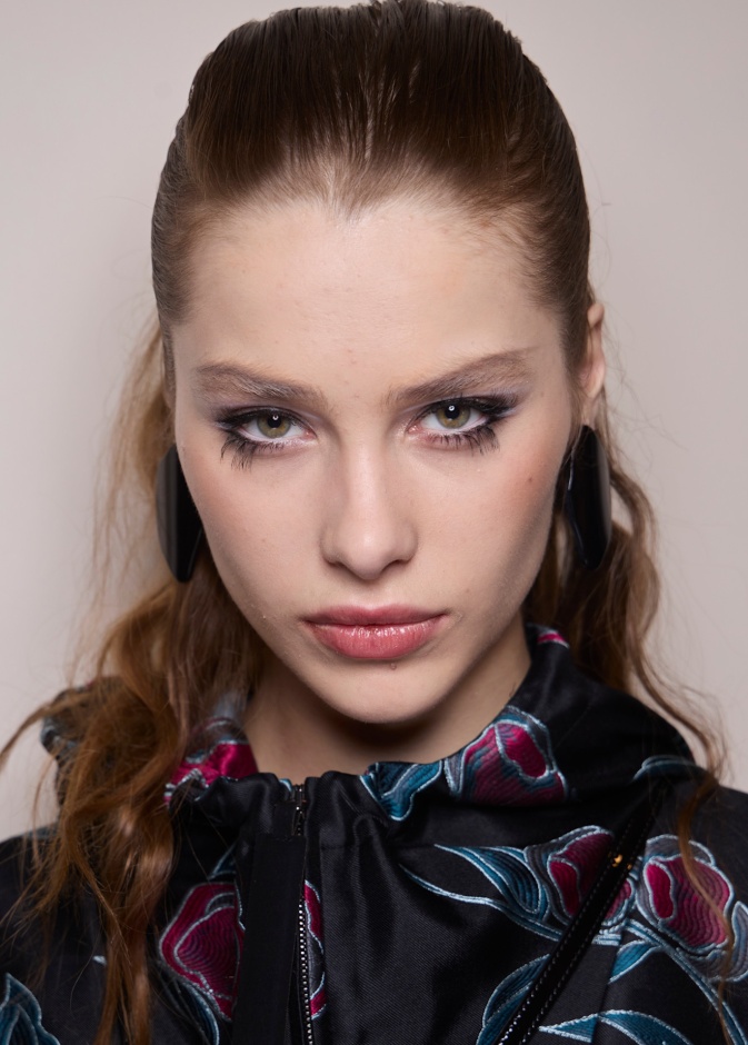 صيحات الماسكارا المتنوعة لشتاء 2025 برموش استثنائية