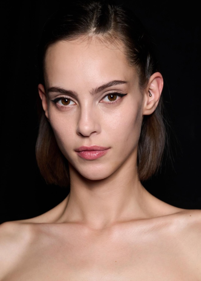 كيف يصبح الثلج أفضل صديق لبشرتك؟ اكتشفي أسراره الخفية لجمال بشرتك قبل نهاية العام