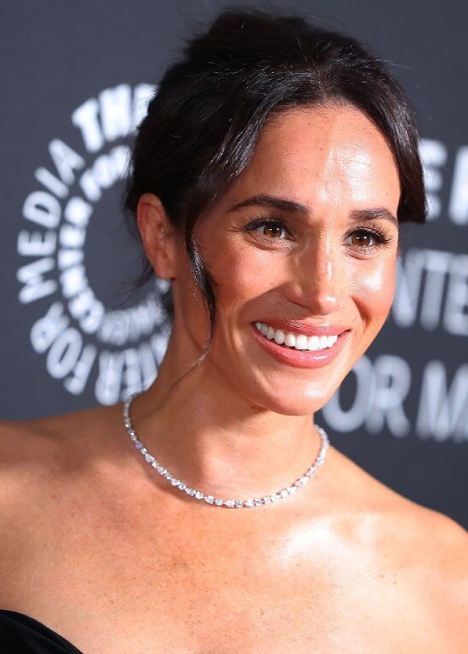 ميغان ماركل ترد على النقاد بإطلالة خرافية فاخرة