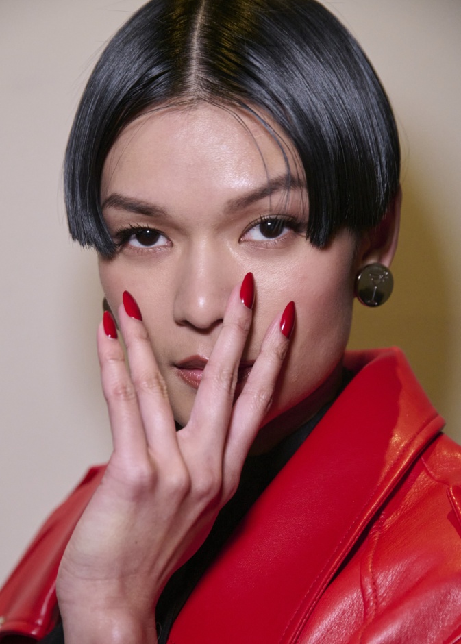 ألوان مناكير حمراء ولماعة من دار Retrofête