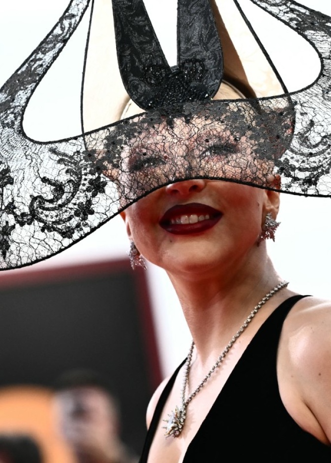 إطلالة الليدي غاغا بصيحة الماسك الشفاف