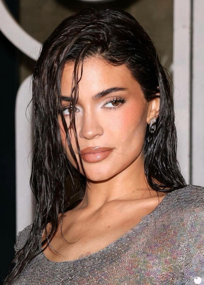 إطلالة كايلي جينر بالبلاشر البرونزي المدموجة مع الباودر