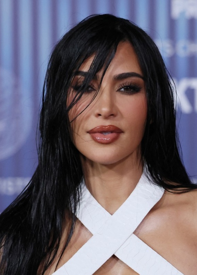 إطلالة كيم كارداشيان بتسريحات الشعر المبللة