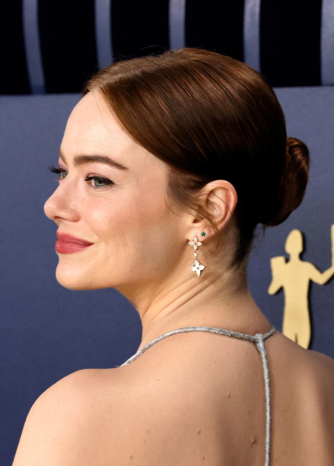 إطلالة Emma Stone بتسريحات شعر الكعكة المنخفضة