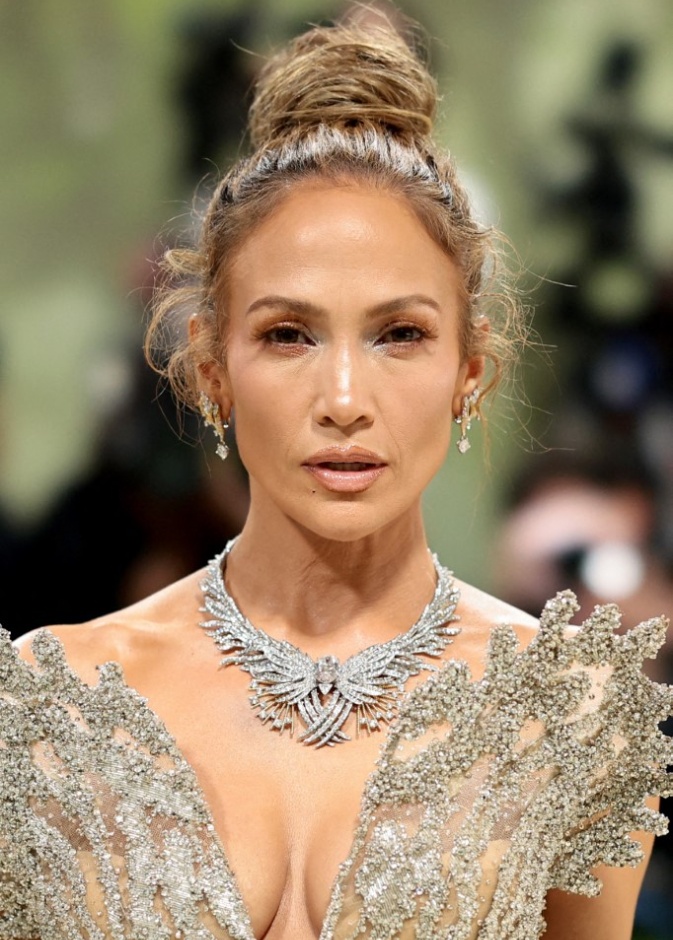 إطلالة Jennifer Lopez بمكياج برونزي براق