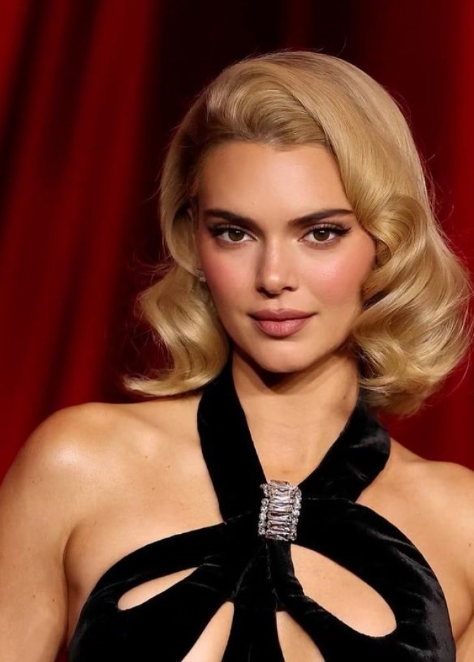 إطلالة Kendall Jenner بتسريحات الشعر الكاريه والويفي- الصورة من حساب Mary Phillips على انستغرام