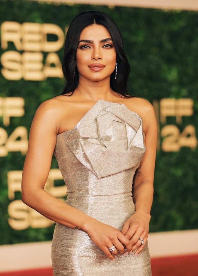 1 رئيسية إطلالة Priyanka Chopra بجمال المكياج البني- الصورة من حسابها على انستغرام