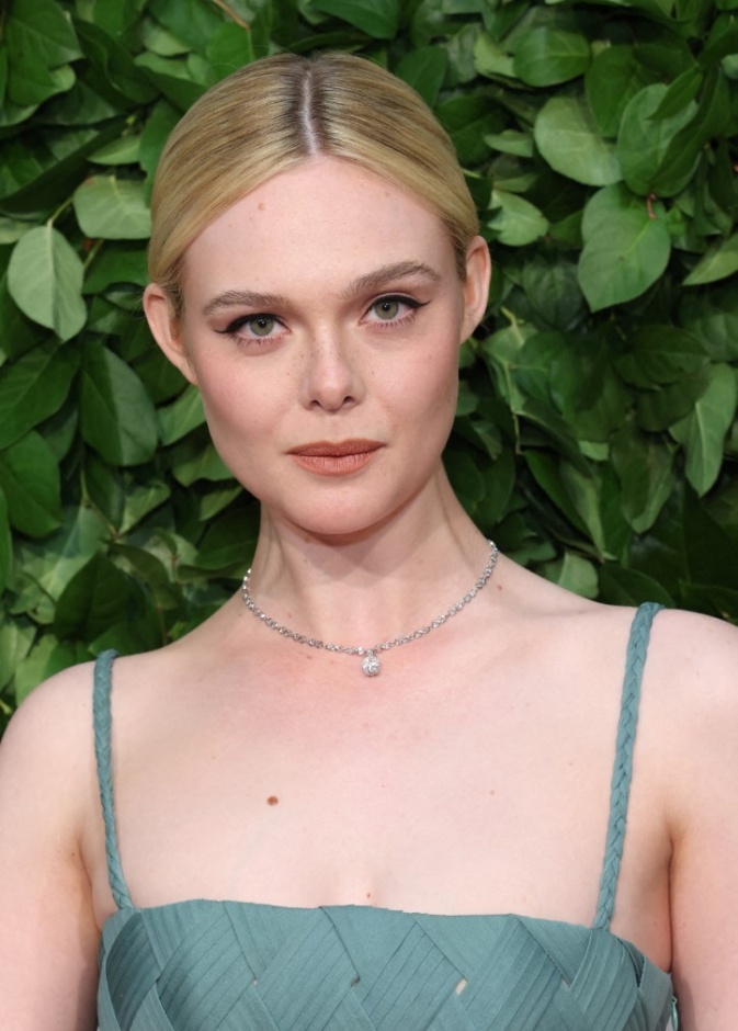 اطلالة Elle Fanning بخطوط الايلاينر السوداء.