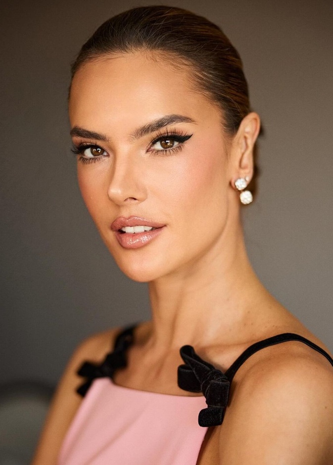 رسمات الآيلاينر المات بأسلوب Alessandra Ambrosio- الصورة من حساب خبير المكياج Carolina Gonzalez