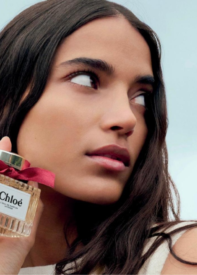 عطر L’Eau de Parfum Intense من علامة CHLOÉ يجمع بين نغمات الورود الأنيقة والخشب الصنوبري الغني