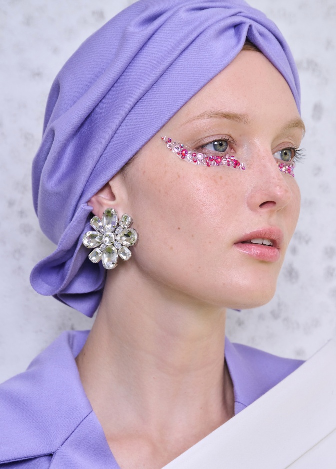 موضة المكياج الغليتر مع الستراس الملون من دار Homolog