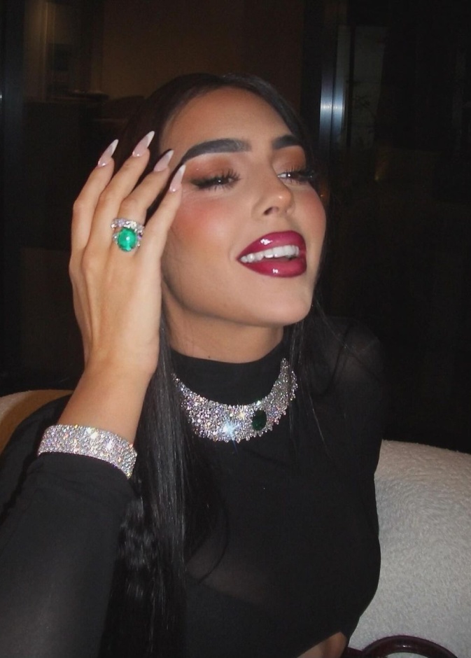 اجمل ألوان المناكير النيود اللامع للأظافر في المناسبات.. اعتمديه من وحي النجمات