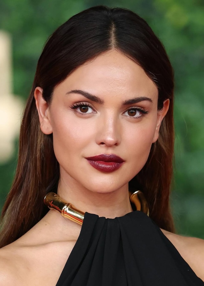 ايزا جونزاليس بأحمر الشفاه العنابي