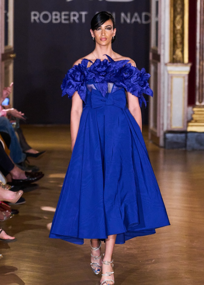 فساتين فاخرة باللون النيلي ستحدث ثورة في عالم الموضة عام 2025