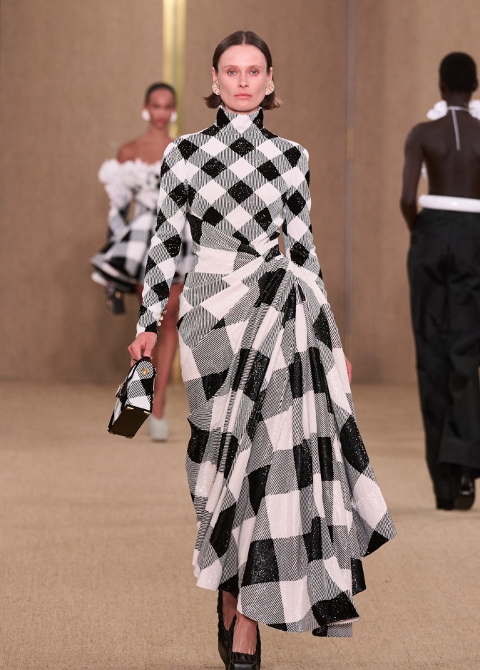 من المربعات الكلاسيكية إلى النقشات الاسكتلندية.. طبقة الكارو تستعيد مكانتها كواحدة من أبرز الصيحات هذا الموسم	