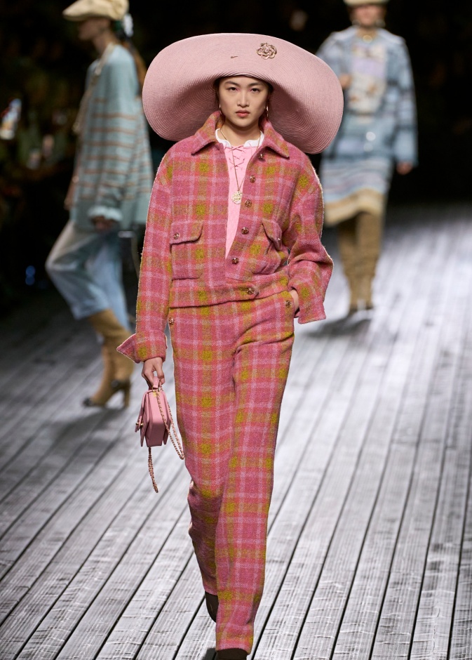 إطلالة من CHANEL