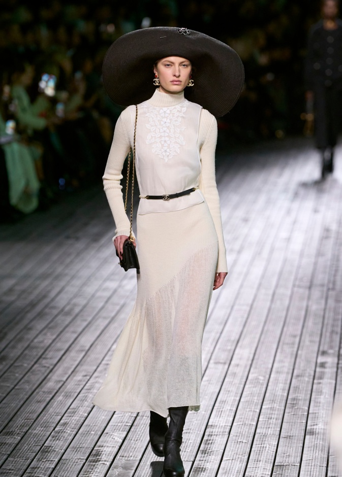 إطلالة من CHANEL