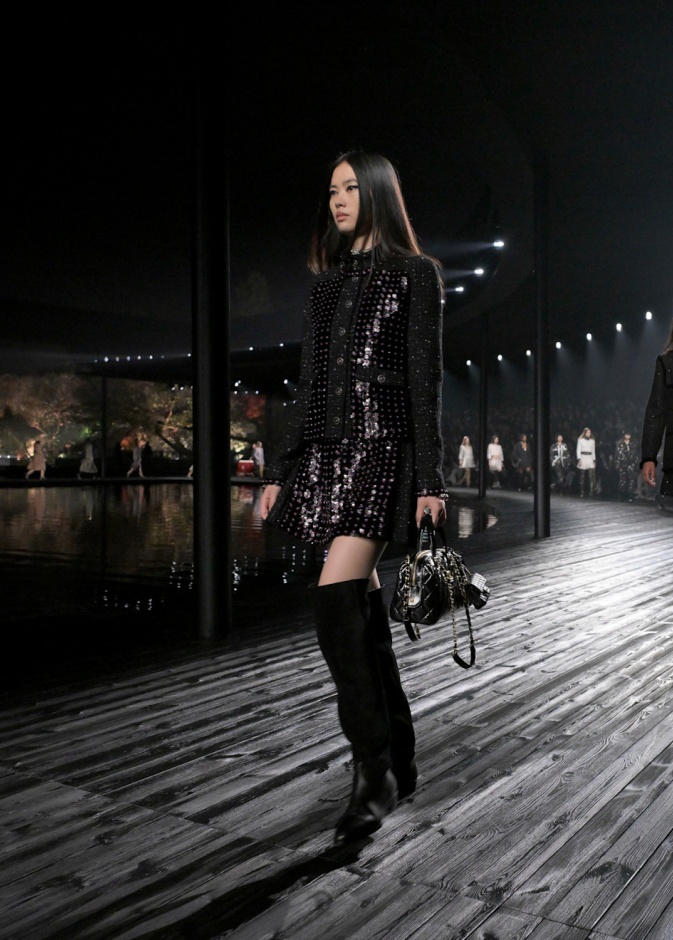 مجموعة CHANEL Métiers d’art 2025 تعكس شغف غابرييل شانيل وتدعو لرحلة شعرية