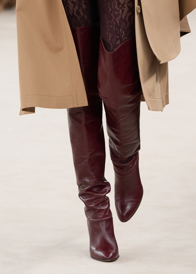 تنسيق أحذية الكعب العالي باللون العنابي وأسرار الأناقة بلمسة جريئة